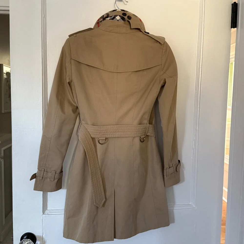 Burberry The Sandringham Trench Coat in Camel - Picture 3 of 10